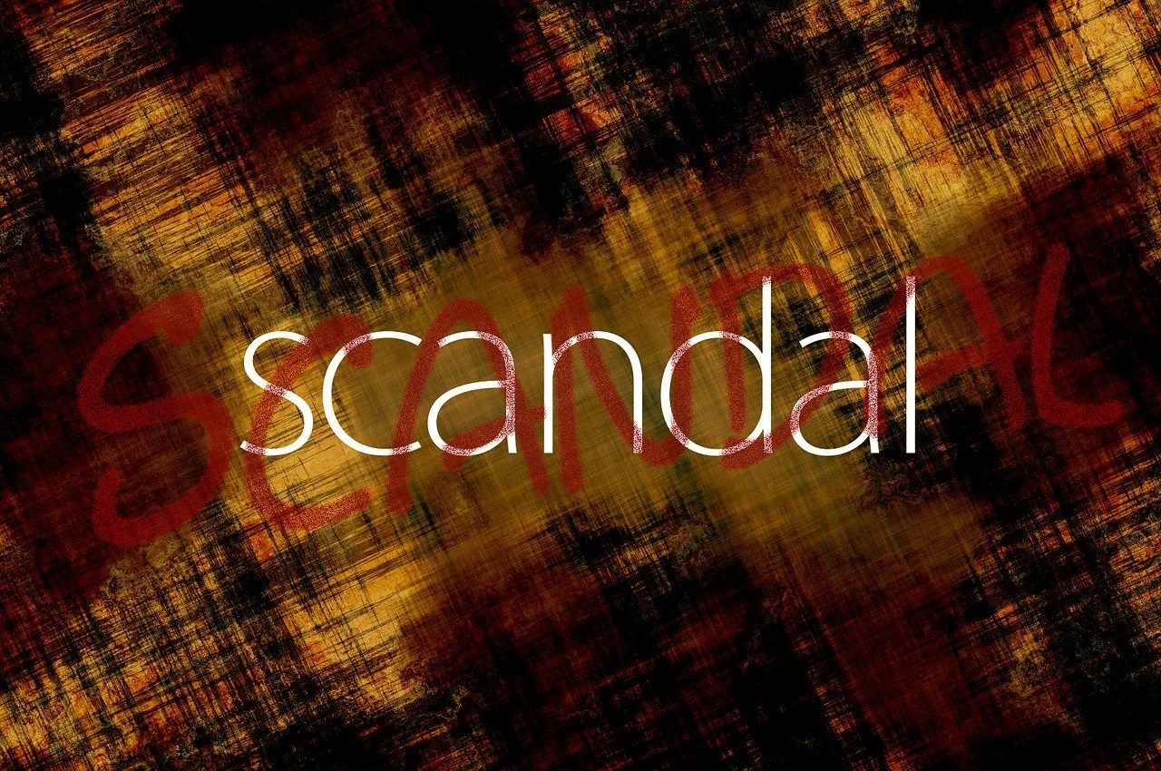 Image avec l'inscription Scandal sur un fond sombre