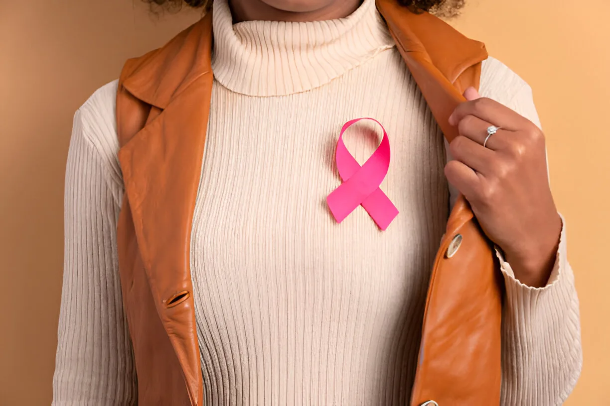 Femme avec Ruban Rose, signe de lutte de lutte contre le cancer de sein pour Octobre Rose