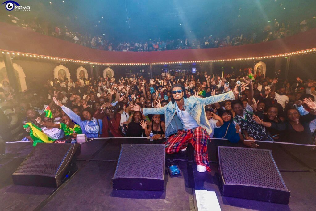 L'artiste togolais Santrinos Raphael remplit la mythique salle du Bataclan pour son concert à Paris.