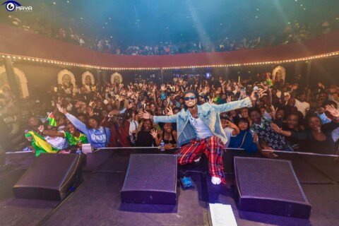 L'artiste togolais Santrinos Raphael remplit la mythique salle du Bataclan pour son concert à Paris.