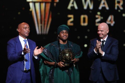 Ademola Lookman avec le President de la CAF et le President de la FIFA lors de la Cérémonie du Ballon d'Or le Lundi 16 décembre 2024 au Maroc.