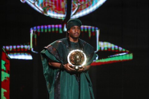 Ademola Lookman avec le Ballon d'Or Africain 2024