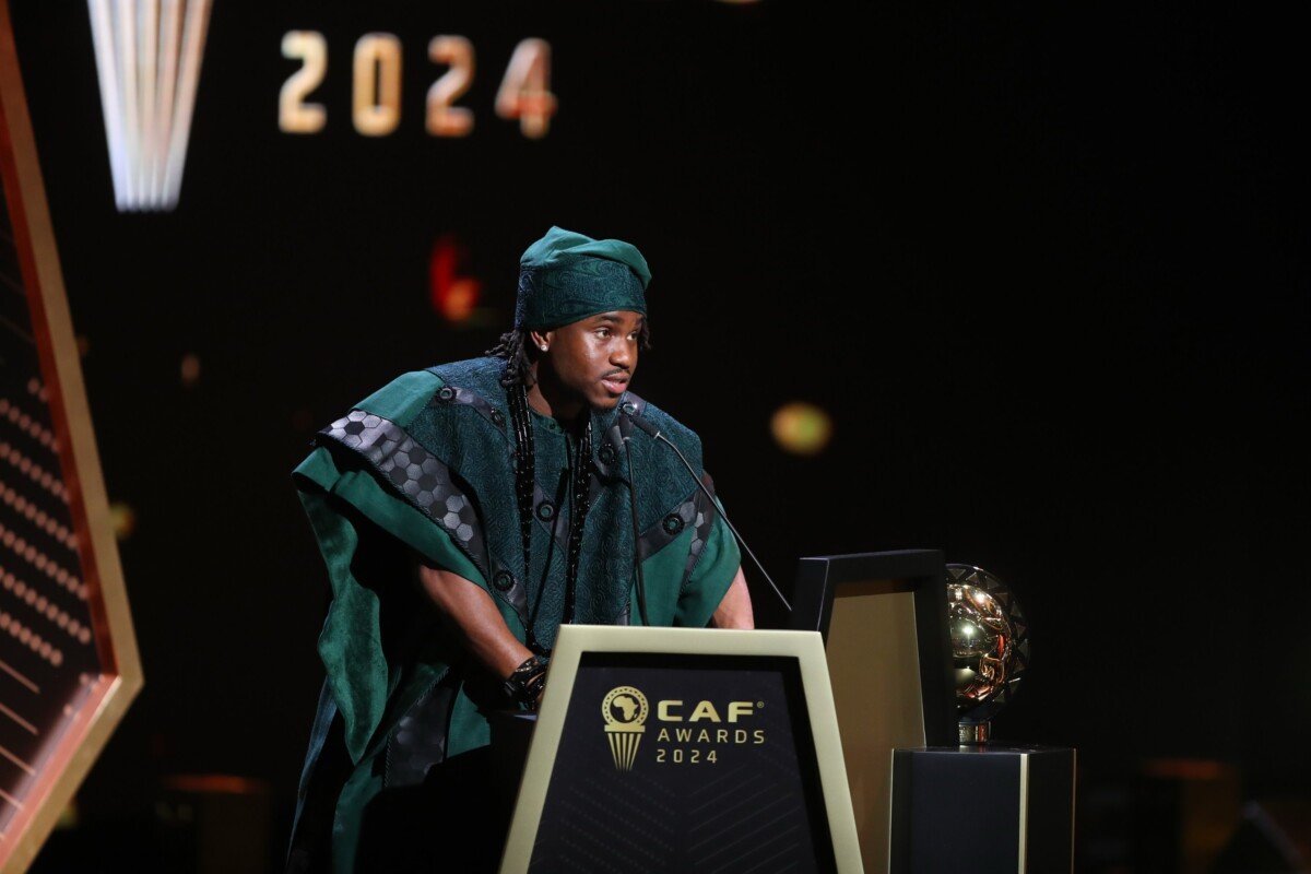 Ademola Lookman lors de son discours après son Ballon d'Or à la Cérémonie CAF