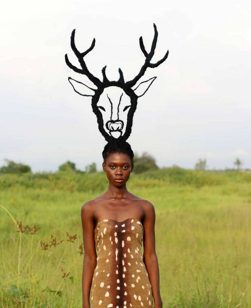 Laetitia Ky, artiste ivoirienne, transforme ses cheveux en œuvres d'art uniques, ici en sculptant une majestueuse tête de cerf.