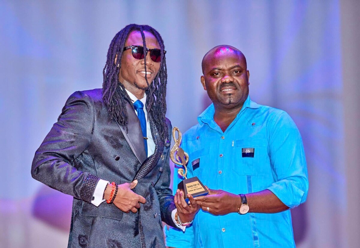 Vano Baby sacré meilleur artiste de l'année pour la 3e fois de suite, recevant son trophée de Bénin TOP 10 édition 16 (2024) au Palais des Congrès. Image de @ZokedeStudios