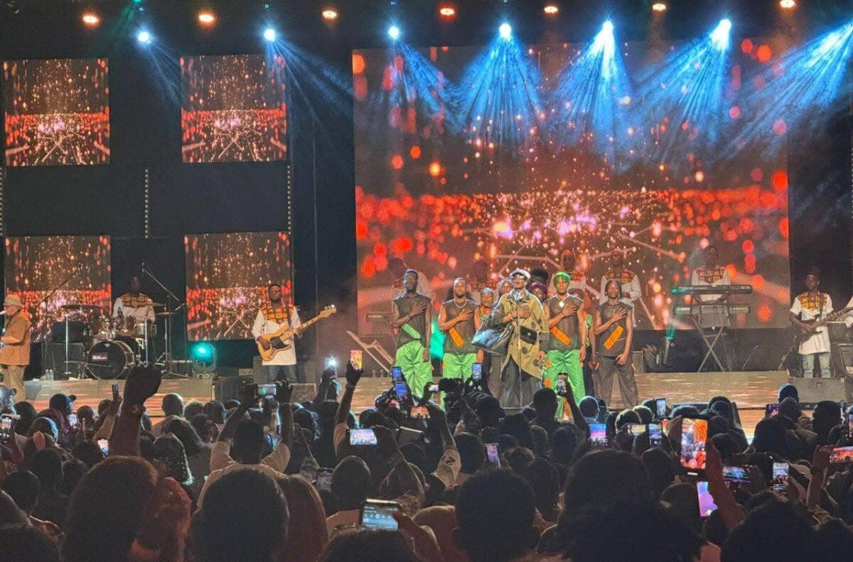 Debordo Leekunfa enflamme le Sofitel Ivoire : Un concert légendaire au rythme du Coupé-décalé !