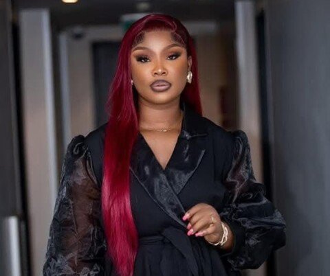 Roselyne Layo au cœur d'une polémique : le drapeau béninois mal représenté dans son clip !