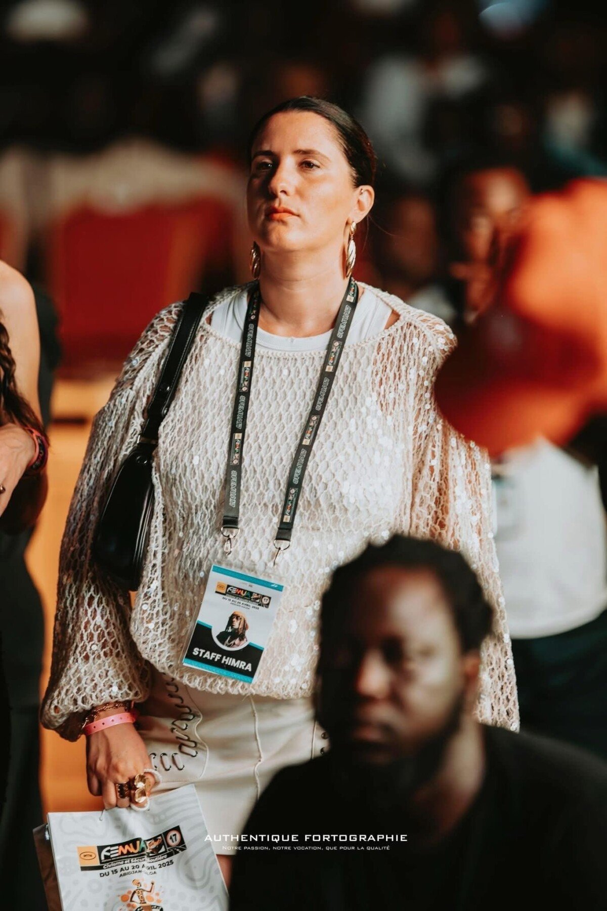Photo de Charline FRET - Femme de Suspect 95 portant un badge du staff de Himra lors du Femua 17. Par Authentique Fortographie,