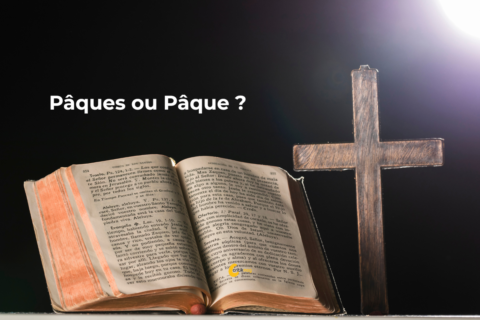 Bible ouverte avec une croix et des fleurs printanières, symbolisant Pâque et Pâques dans une enquête biblique.