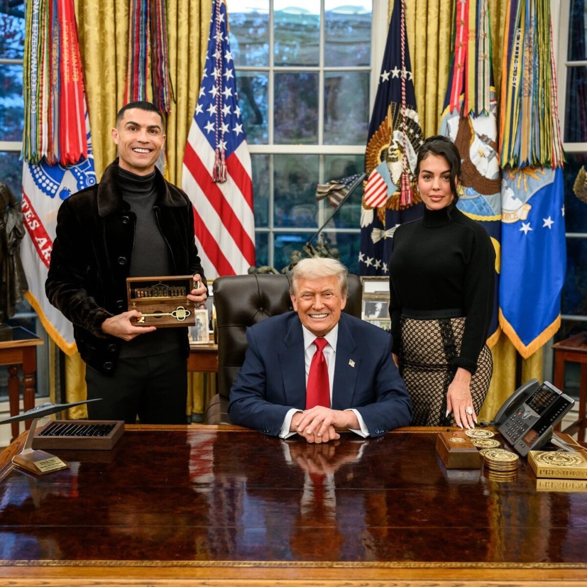 Image de Cristiano Ronaldo accompagné de Georgina Rodríguez et Donald Trump dans le Bureau Ovale à la Maison Blanche.