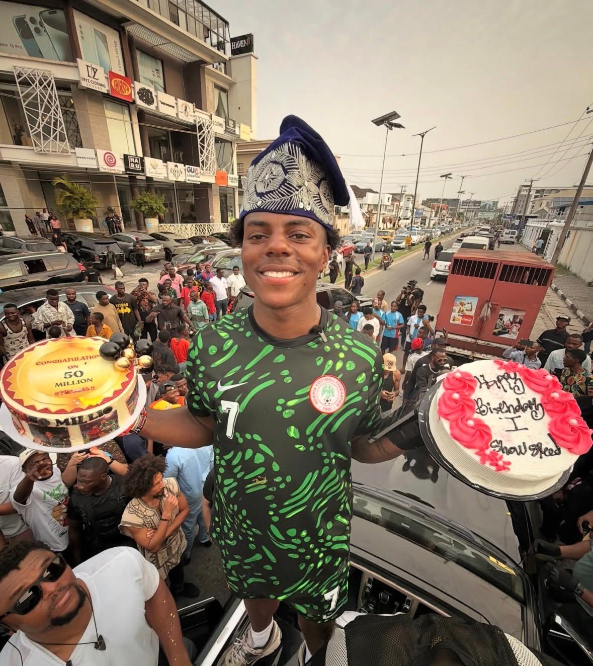 IShowSpeed fête ses 21 ans à Lagos au Nigeria, visage plein de gâteau d'anniversaire devant une foule immense pour ses 50 millions d'abonnés.