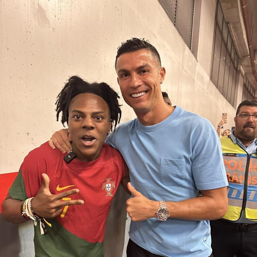 Rencontre historique entre le youtubeur IShowSpeed et Cristiano Ronaldo CR7, le streamer tombe à genoux devant son idole portugaise.