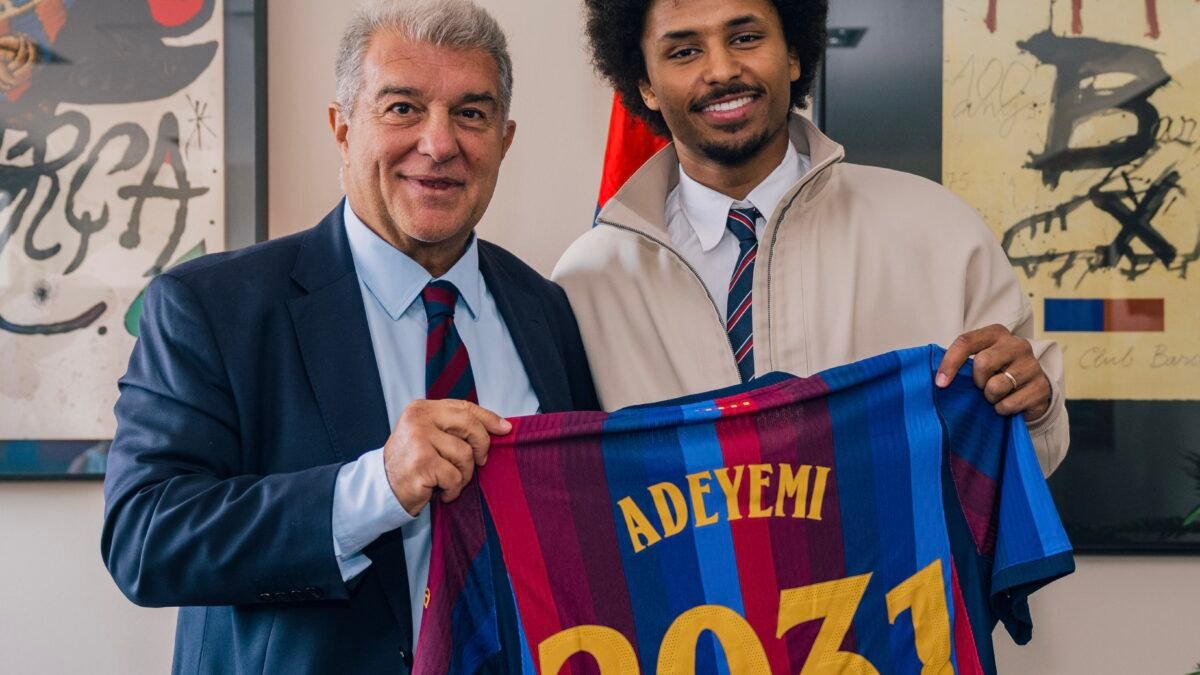 Karim Adeyemi pose avec le maillot floqué du FC Barcelone aux côtés du président Joan Laporta