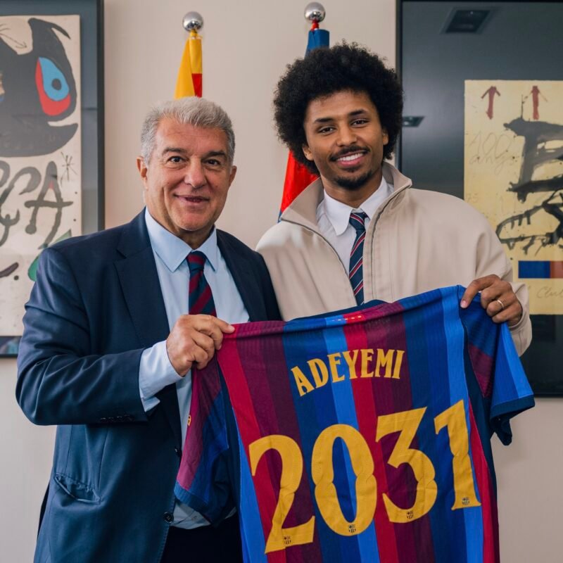 Karim Adeyemi pose avec le maillot floqué du FC Barcelone aux côtés du président Joan Laporta