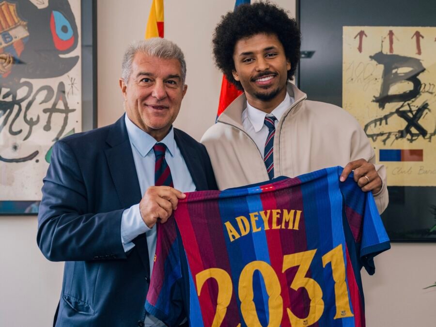 Karim Adeyemi pose avec le maillot floqué du FC Barcelone aux côtés du président Joan Laporta
