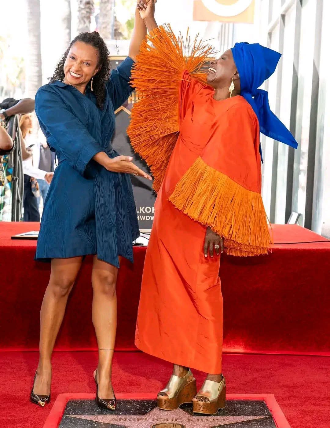 Angélique Kidjo célèbre son étoile sur le Hollywood Walk of Fame entourée de proches