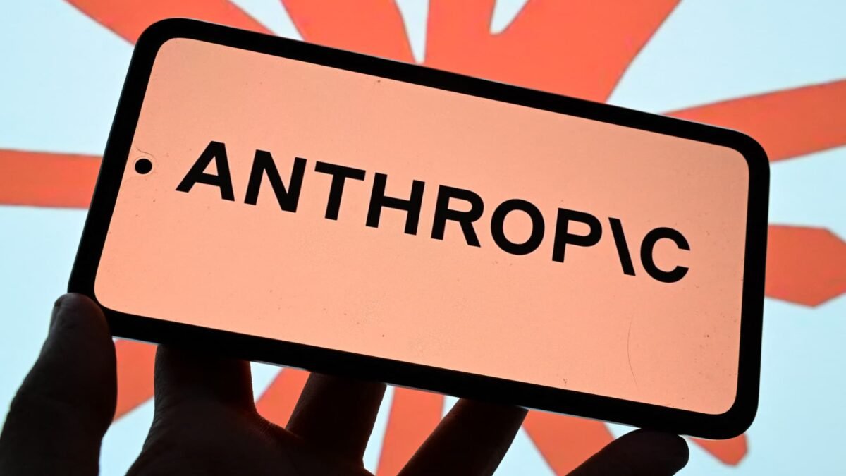 Logo Anthropic affiché sur un smartphone