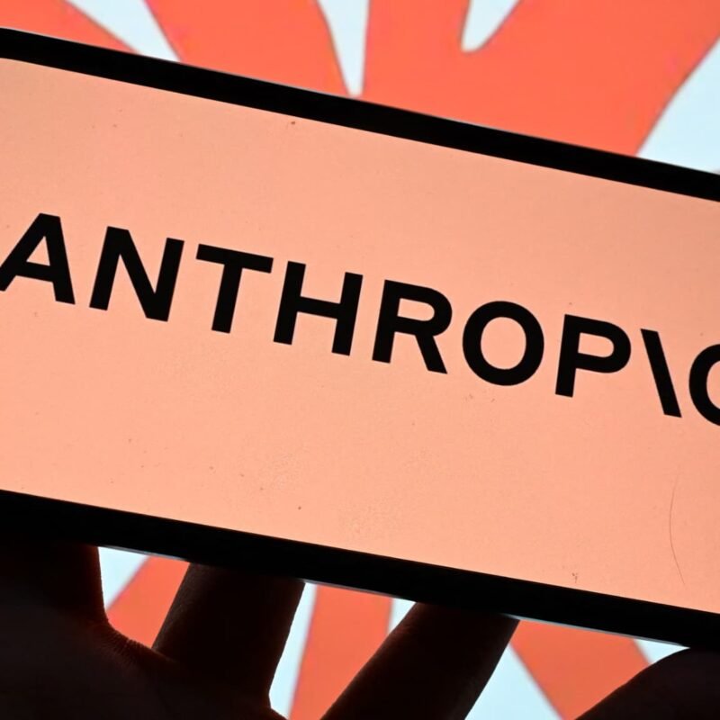 Logo Anthropic affiché sur un smartphone