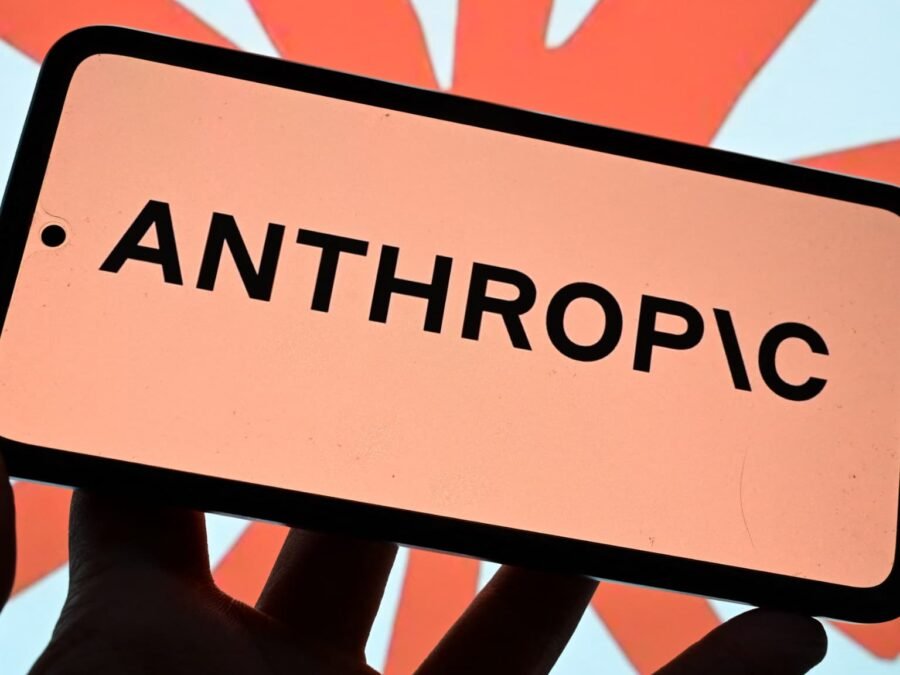 Logo Anthropic affiché sur un smartphone