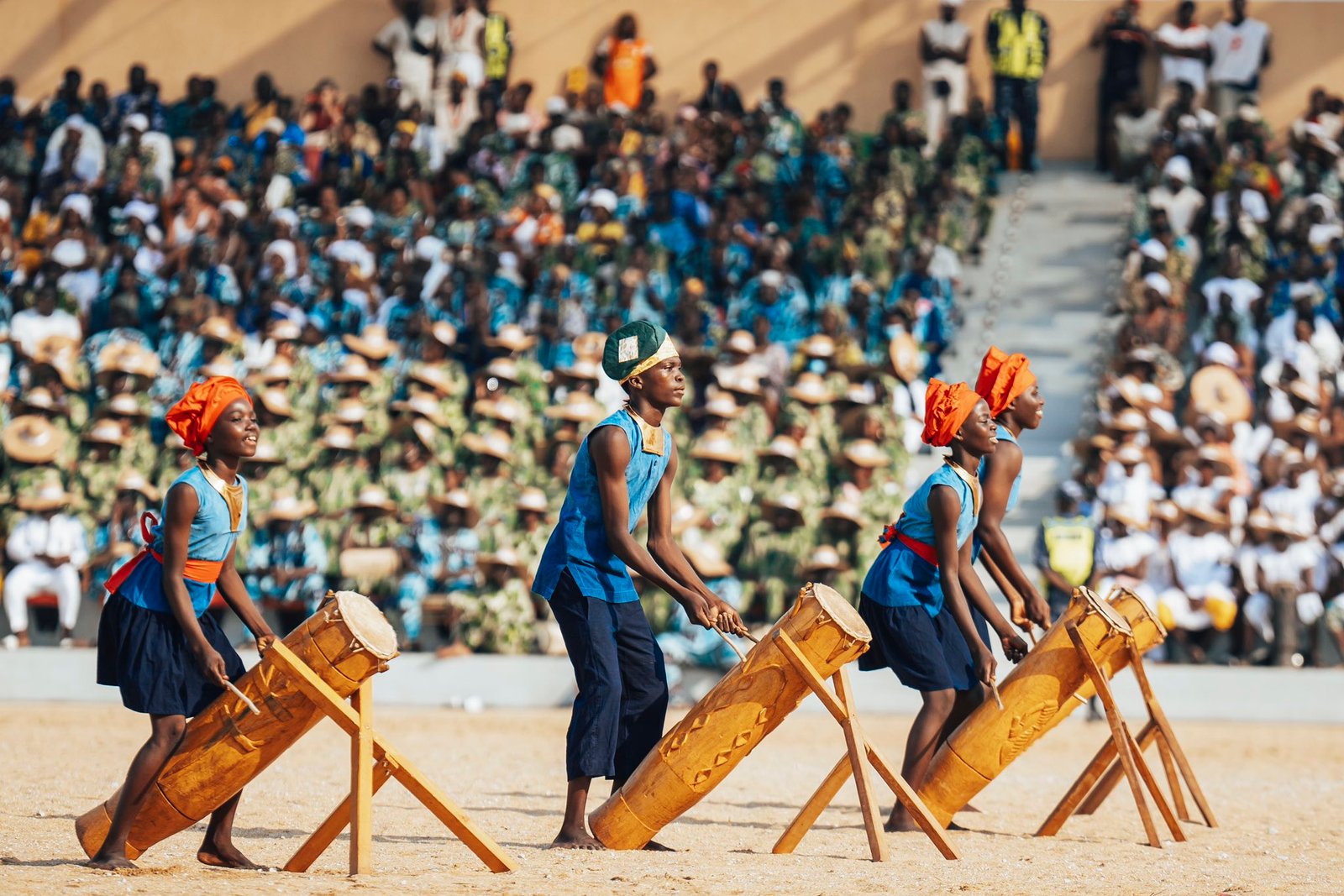 Percussionnistes et foule lors d'une édition des Vodun Days à Ouidah