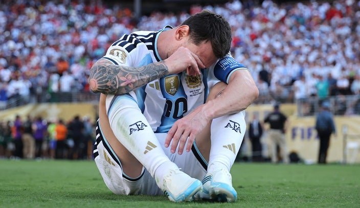 Lionel Messi assis au sol après la finale perdue du Mondial 2026 contre l'Espagne