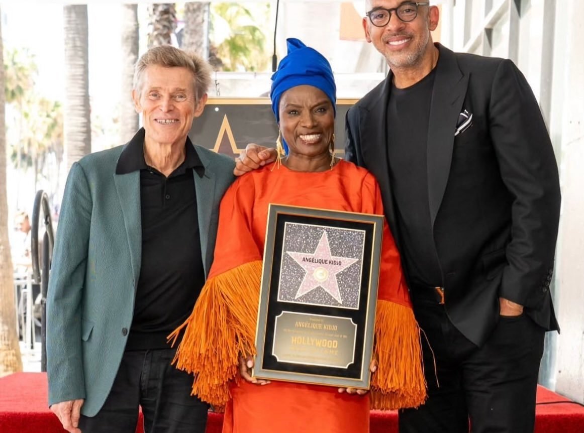 Angélique Kidjo entourée de Willem Dafoe et Harvey Mason Jr. lors de la cérémonie du Hollywood Walk of Fame