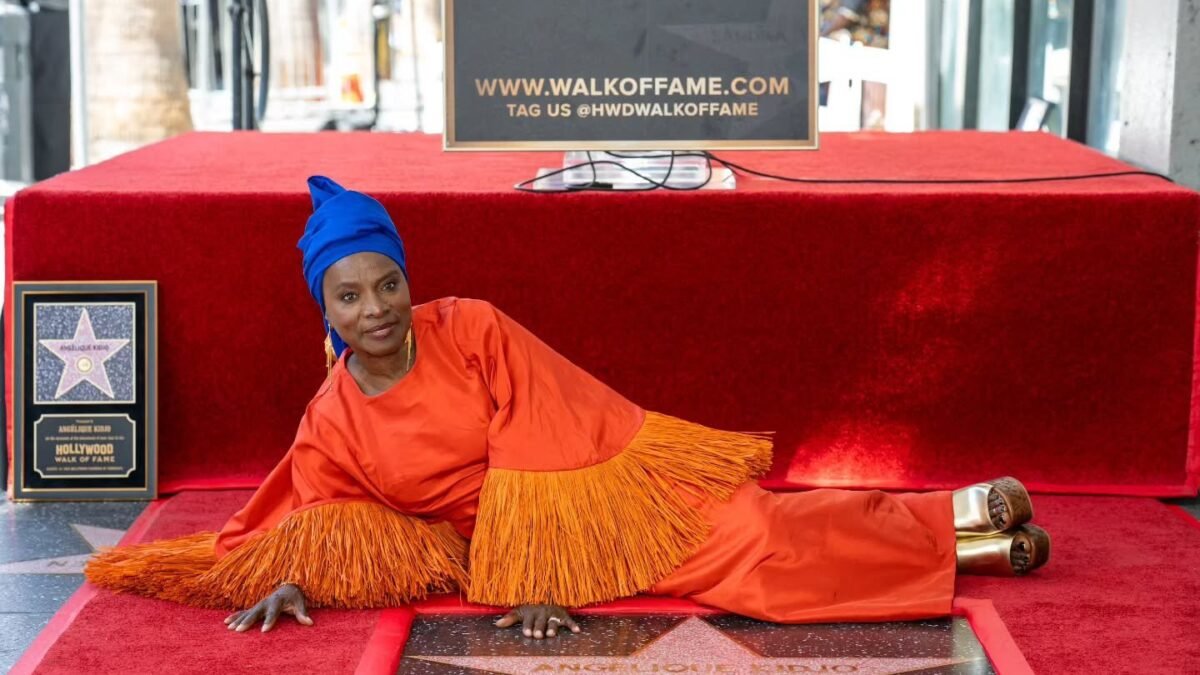 Angélique Kidjo allongée sur son étoile du Hollywood Walk of Fame, le 18 août 2026