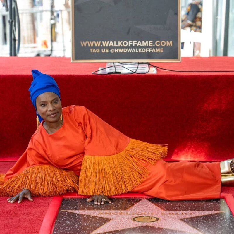Angélique Kidjo allongée sur son étoile du Hollywood Walk of Fame, le 18 août 2026