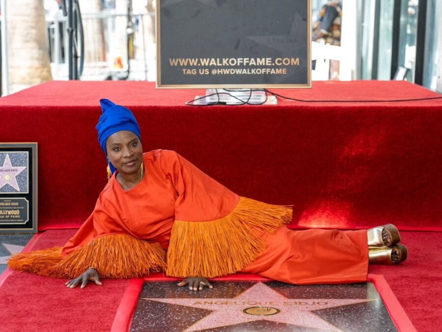 Angélique Kidjo allongée sur son étoile du Hollywood Walk of Fame, le 18 août 2026
