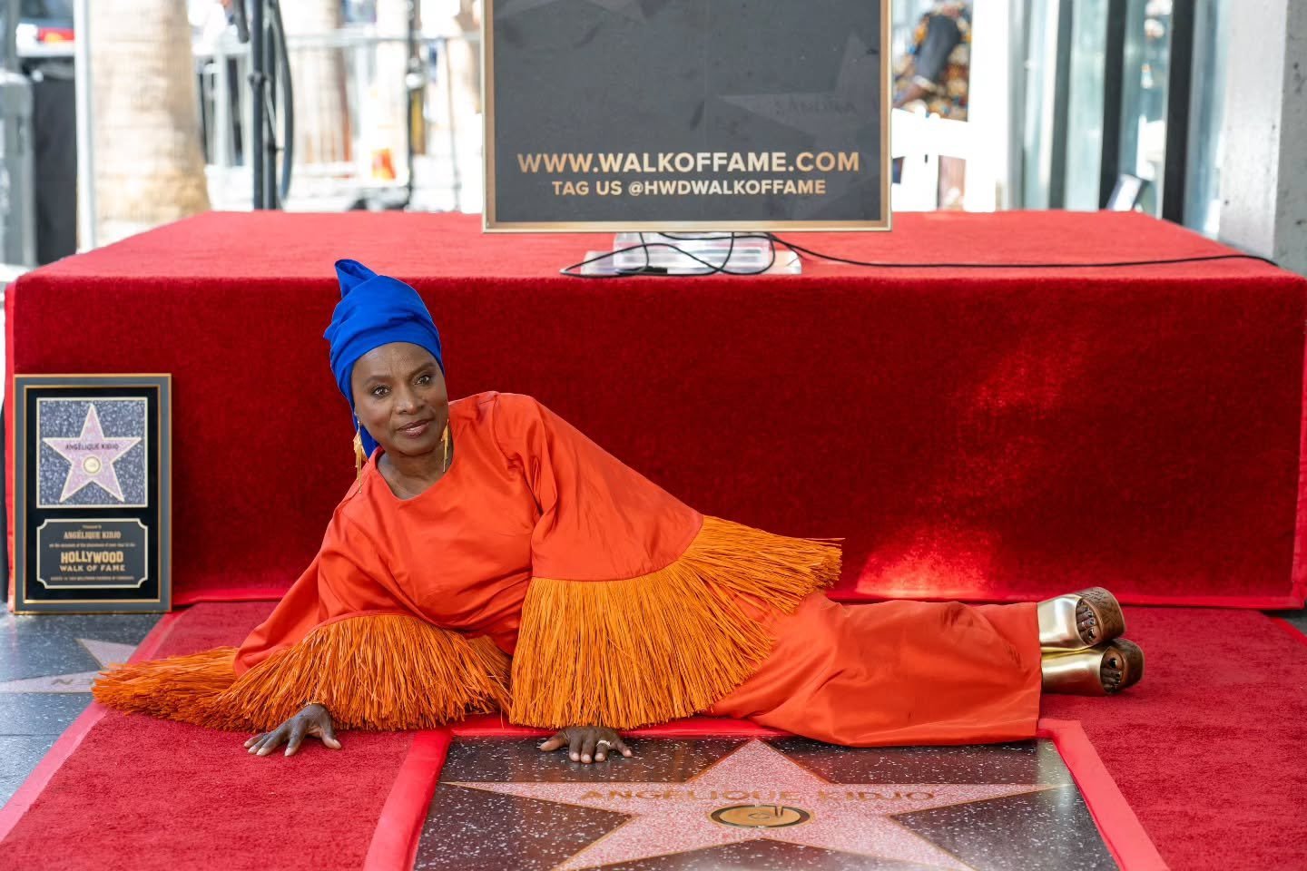 Angélique Kidjo allongée sur son étoile du Hollywood Walk of Fame, le 18 août 2026