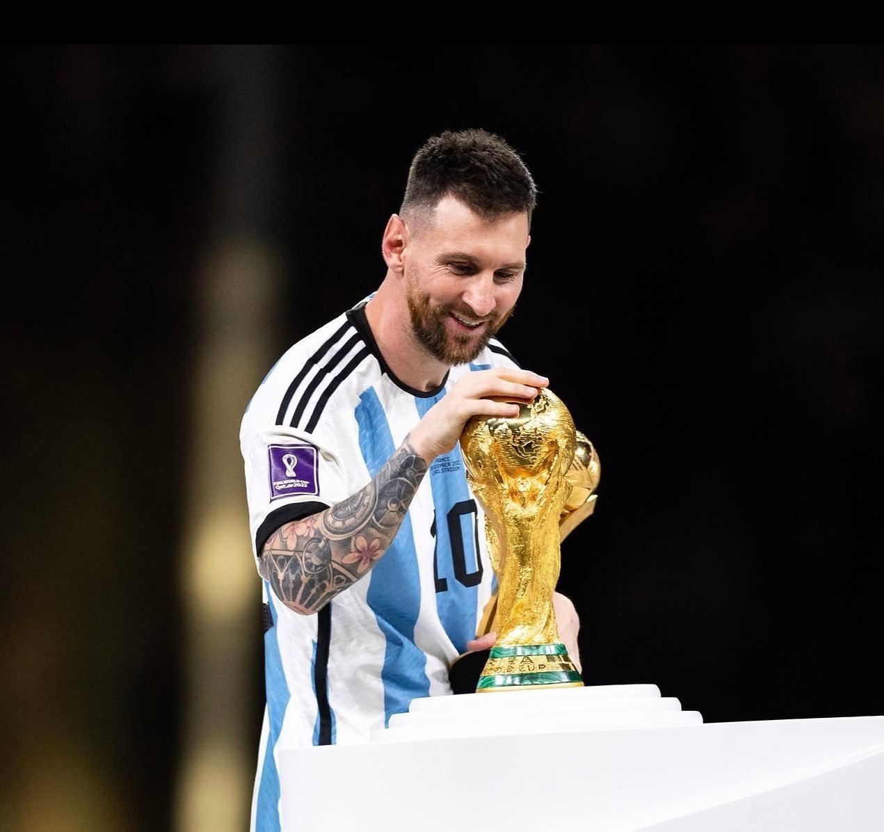 Lionel Messi embrasse le trophée de la Coupe du monde 2022 avec l'Argentine