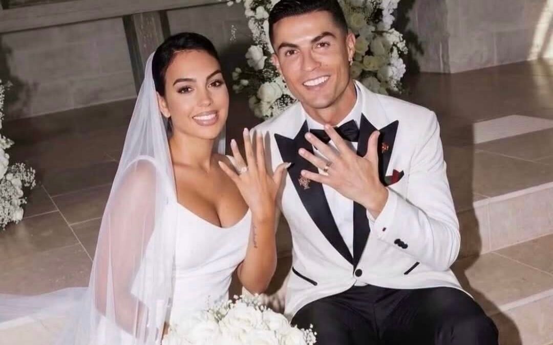 Cristiano Ronaldo et Georgina Rodriguez le jour de leur mariage, montrant leurs alliances