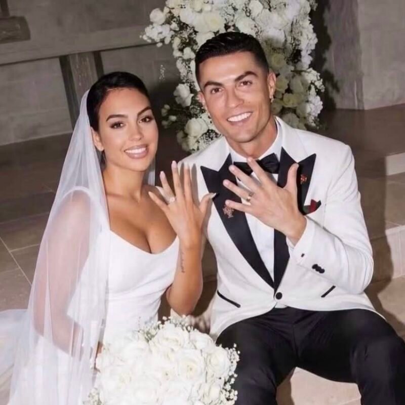 Cristiano Ronaldo et Georgina Rodriguez le jour de leur mariage, montrant leurs alliances