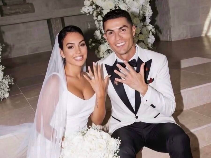 Cristiano Ronaldo et Georgina Rodriguez le jour de leur mariage, montrant leurs alliances