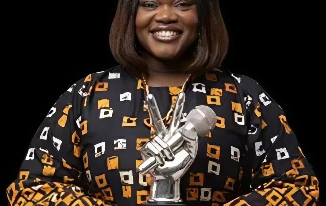 Saara Houansou tenant le trophée de gagnante de The Voice Afrique Francophone 2026