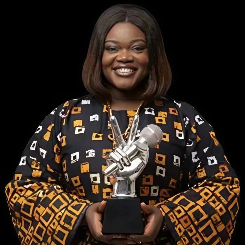Saara Houansou tenant le trophée de gagnante de The Voice Afrique Francophone 2026