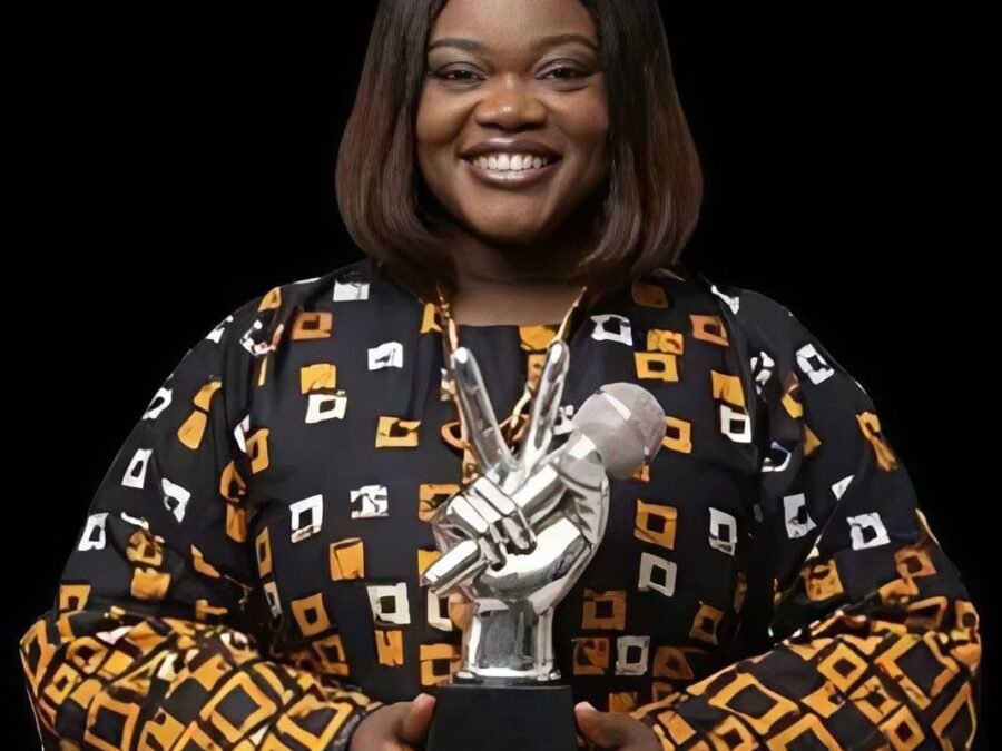 Saara Houansou tenant le trophée de gagnante de The Voice Afrique Francophone 2026