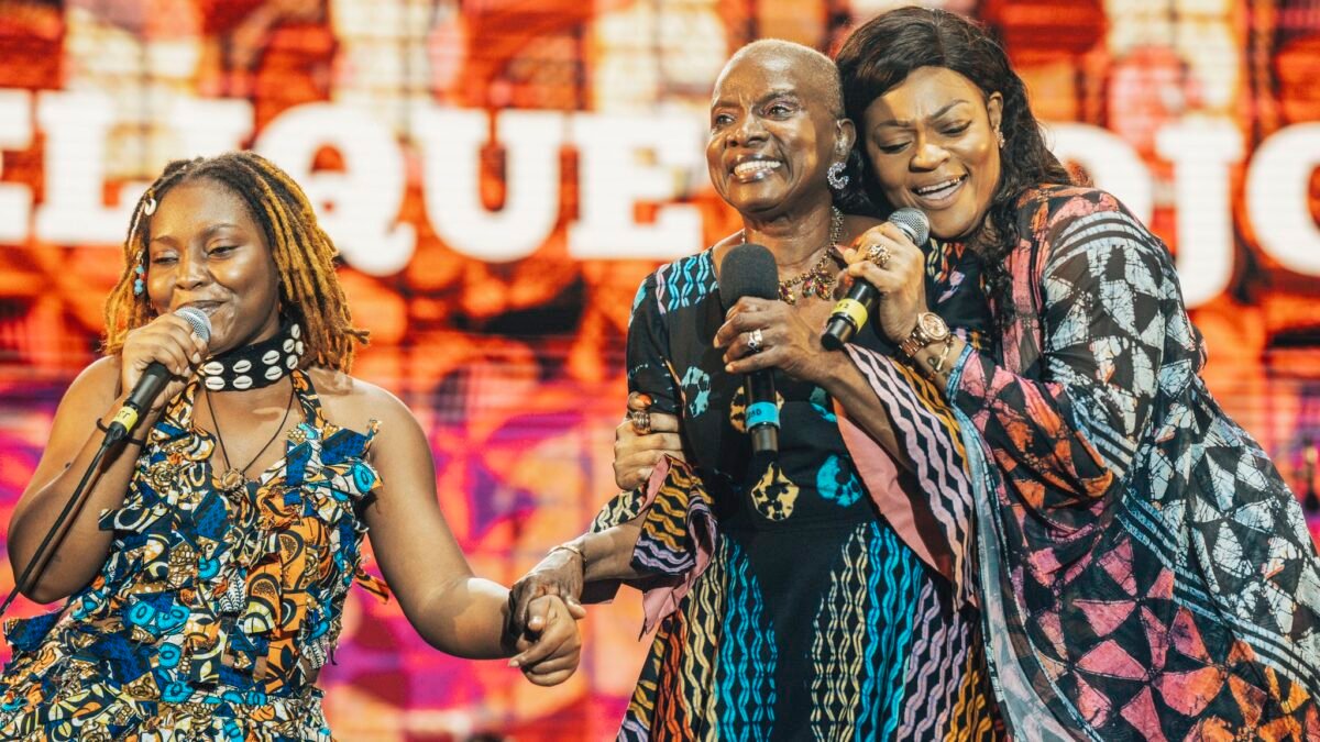 Angélique Kidjo sur scène lors d'une édition des Vodun Days à Ouidah