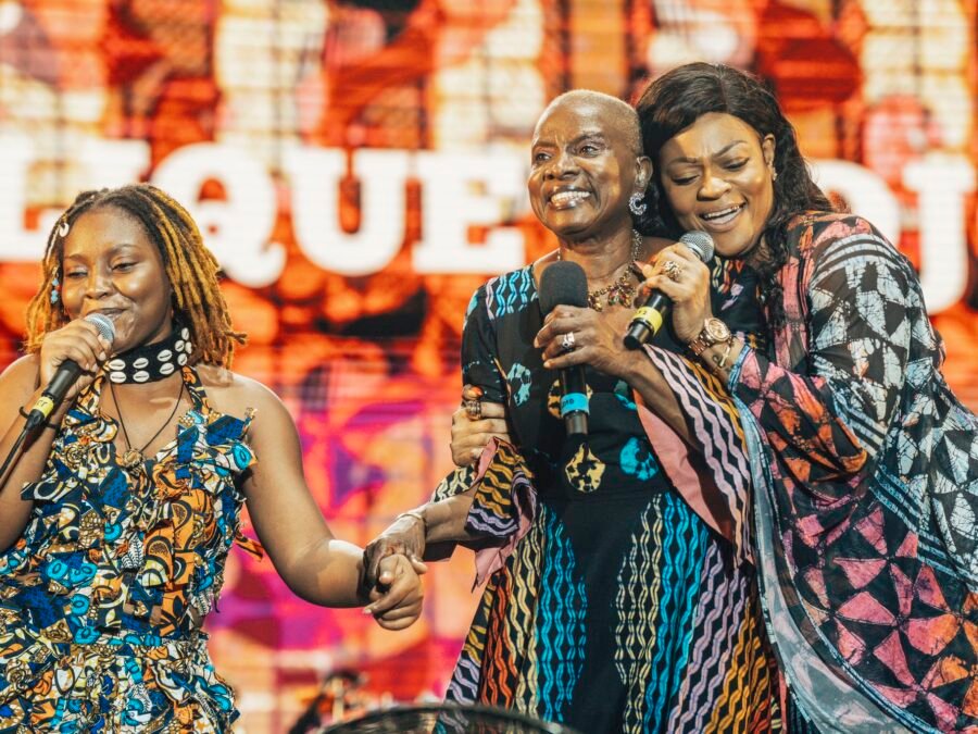 Angélique Kidjo sur scène lors d'une édition des Vodun Days à Ouidah