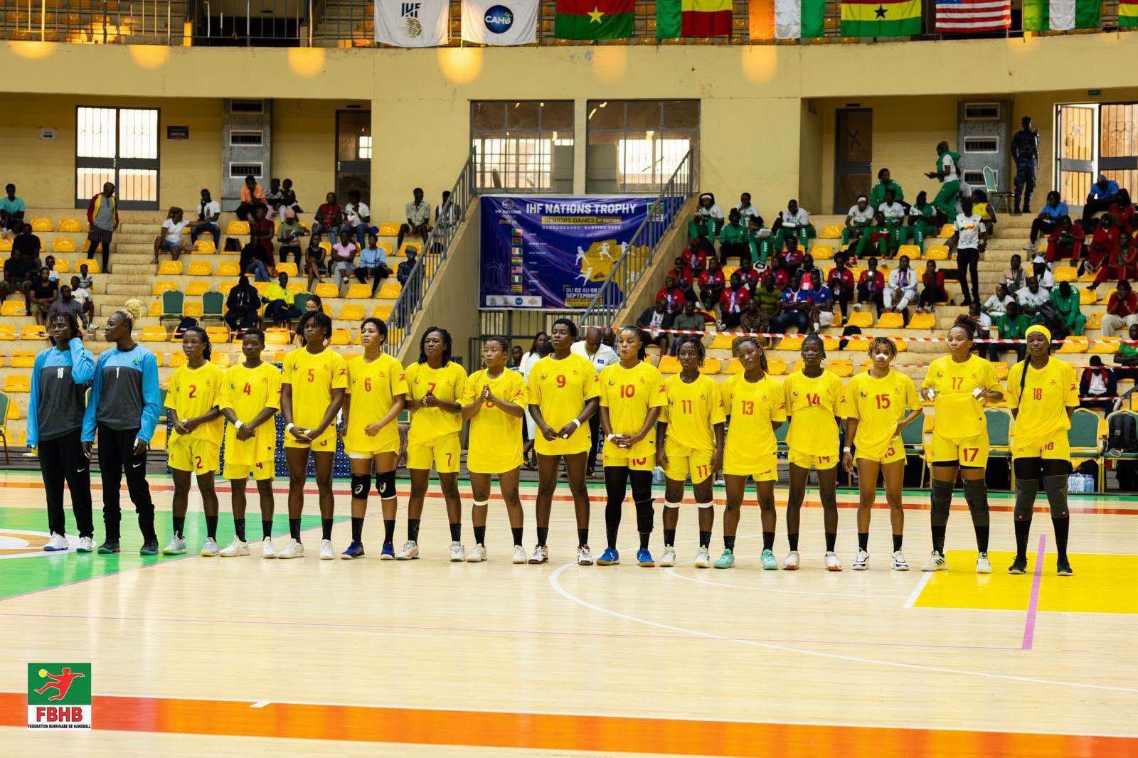 Les Amazones du Bénin alignées avant un match de l'IHF Nations Trophy 2026 à Ouagadougou