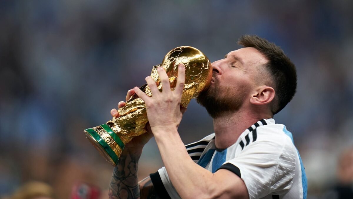 Lionel Messi embrasse la Coupe du monde 2022 avec l'Argentine