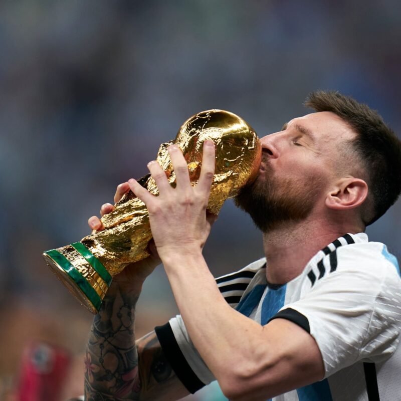 Lionel Messi embrasse la Coupe du monde 2022 avec l'Argentine
