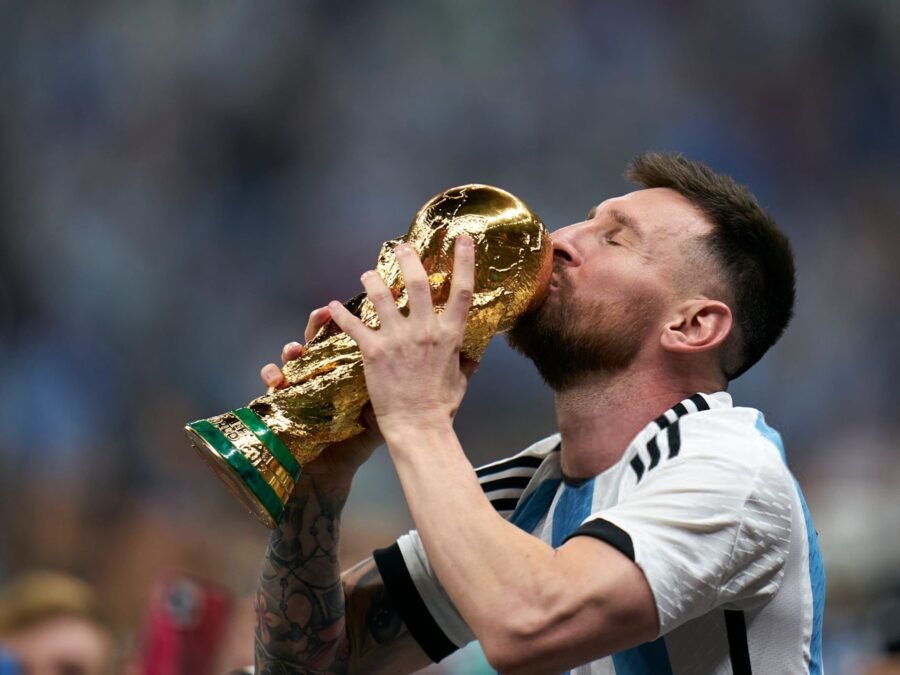 Lionel Messi embrasse la Coupe du monde 2022 avec l'Argentine