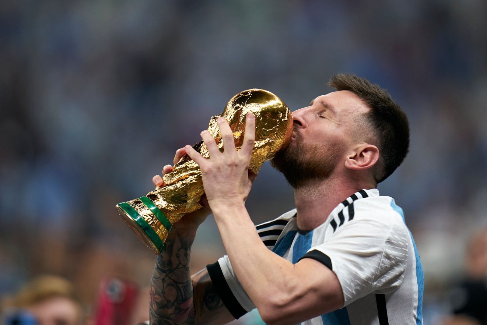 Lionel Messi embrasse la Coupe du monde 2022 avec l'Argentine